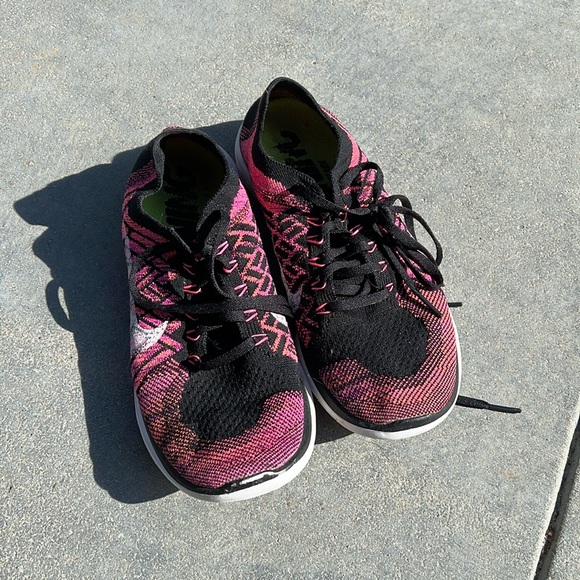 Womens Nike Flyknit Pink and Black size 8.5 - Picture 1 of 4